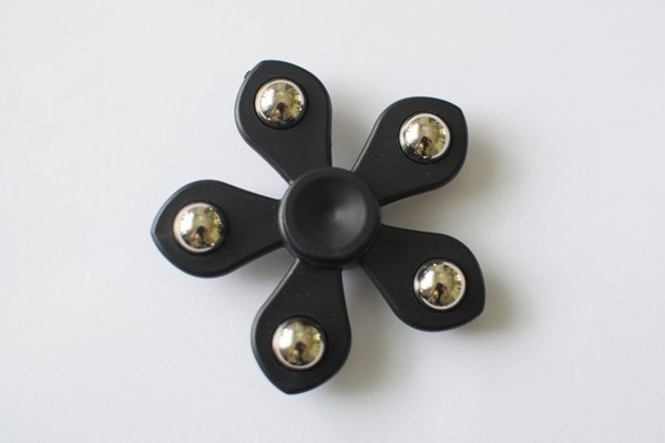 fidget spinneri musta