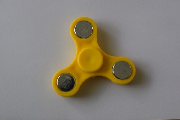 fidget spinneri keltainen