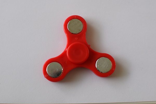 fidget spinneri punainen