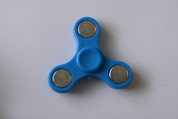 fidget spinneri sininen