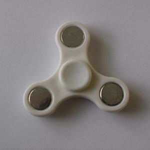 fidget spinneri valkoinen