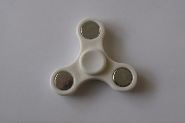 fidget spinneri valkoinen