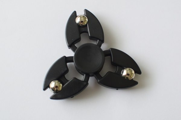 fidget spinneri musta