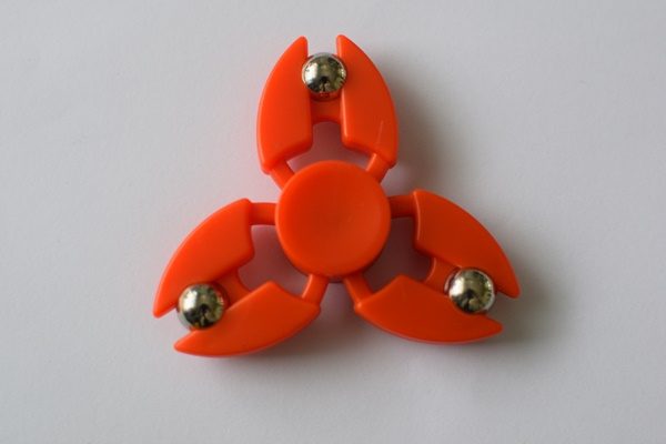 fidget spinneri punainen