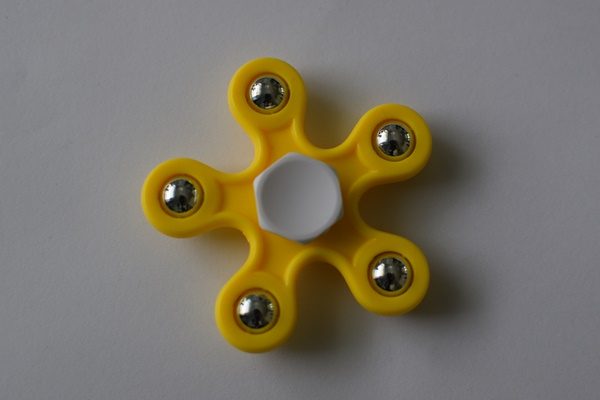 fidget spinneri keltainen