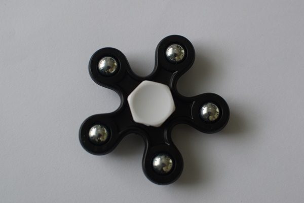 fidget spinneri musta
