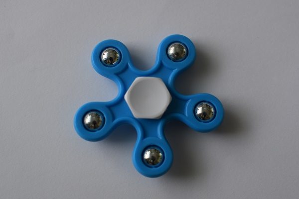 fidget spinneri sininen